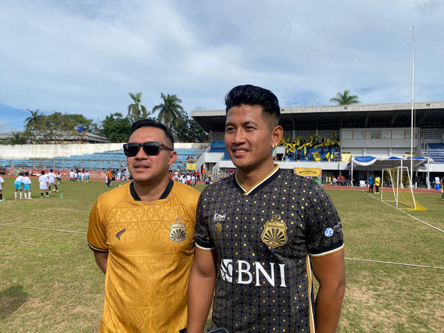 Wakil ketua Asprov PSSI Lampung, Yoga Swara (kiri) bersama pemain Bhayangkara Lampung FC, Putu Gede (kanan). | Foto: Sinta Yuliana/Lampung Geh
