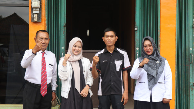 Rahimin (kedua dari kanan) dan Sheli Oktavia (kedua dari kiri) sebagai penerima program Ayo Sekolah Plus PT Bukit Asam untuk melanjutkan sekolah yang sempat terputus bersama Pusat Kegiatan Belajar Mengajar (PKBM) Cendikia Unggul. Foto: Dok. PT Bukit Asam