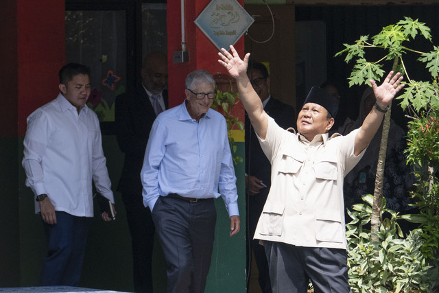 Presiden Prabowo Subianto dan Pendiri Microsoft dan tokoh filantropi dunia Bill Gates didampingi Seskab Teddy Indra melambaikan tangan ke arah siswa-siswa saat meninjau pelaksanaan program MBG di SDN 03 Jati Pulogadung, Jakarta, Rabu (7/5/2025). Foto: Aditya Pradana Putra/ANTARA FOTO