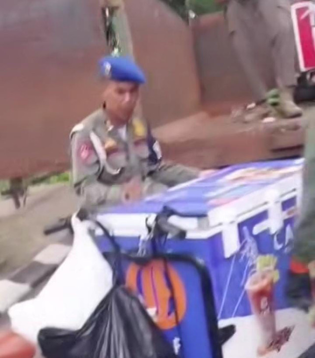 Penyitaan gerobak kopi keliling di TVRI Kota Palembang/Instagram: oypalembang