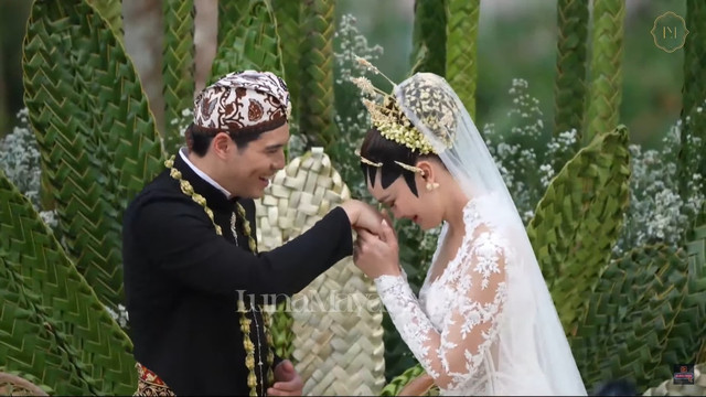 Maxime Bouttier dan Luna Maya jalani akad nikah di Bali, Rabu (7/5/2025).
Foto: Youtube/TS Media