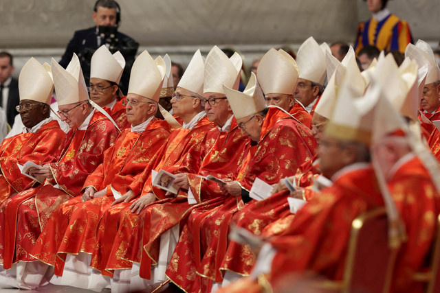 Para kardinal menghadiri Misa Khusus untuk pemilihan Paus baru yang dipimpin oleh Dekan Dewan Kardinal, Kardinal Giovanni Battista Re, di Basilika Santo Petrus, di Vatikan, Rabu (7/5/2025). Foto: Murad Sezer/REUTERS