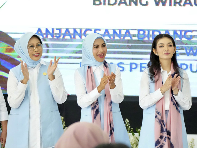 Wakil Ketua Bidang 3 Solidaritas Perempuan untuk Indonesia (Seruni) Fatma Saifullah Yusuf dan Ketum Dewan Kerajinan Nasional (Dekranas) Selvi Gibran Rakabuming hadiri pelatihan di Lapas Perempuan Kelas IIA Tangerang, Selasa (6/5/2025). Foto: Kemensos RI