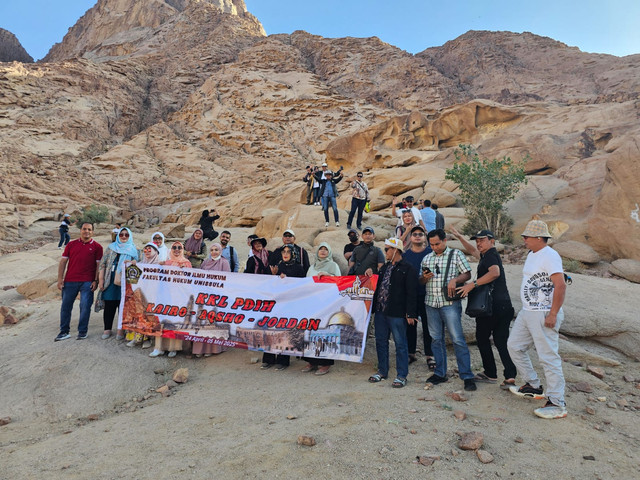 Dokumentasi di Bukit Sinai sebelum berziarah ke makam nabi Harun dan Nabi Shaleh. (foto: Abdul Malik Syafi'i)