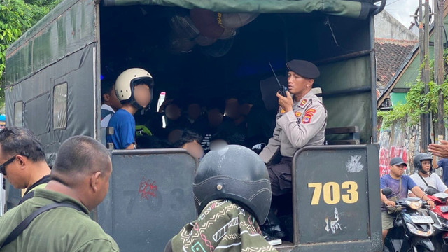Belasan pelajar diamankan polisi menggunakan mobil Dalmas. Foto: Resti Damayanti/Pandangan Jogja