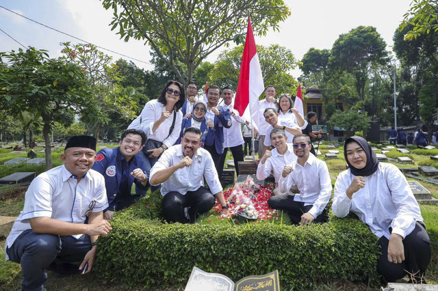 Ketum IKA Trisakti Maman Abdurrahman ziarah ke makam mahasiswa yang gugur dalam peristiwa 1998. Foto: Dok. Istimewa