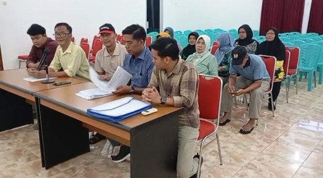 Purnawirawan TNI dan pensiunan PNS di Palembang didampingi kuasa hukum saat melaporkan dugaan penipuan dan penggelapan terkait program kavling tanah Kodam II Sriwijaya (Swj) ke Denpom II/Swj. Foto : Istimewa