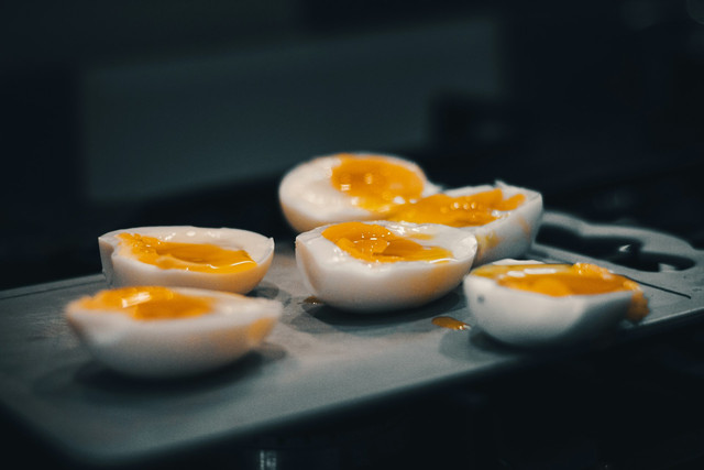 Ilustrasi Cara Merebus Telur Setengah Matang. Sumber: Unsplash/Alexander Belov