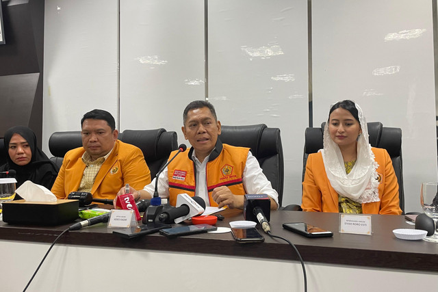 Ketua Umum MKGR Adies Kadir (kedua kanan) dalam konferensi pers pelaksanaan Musyawarah Besar MKGR di Grha Beta MKGR, Jakarta, Rabu (7/5/2025). Foto: Fadhil Pramudya/kumparan