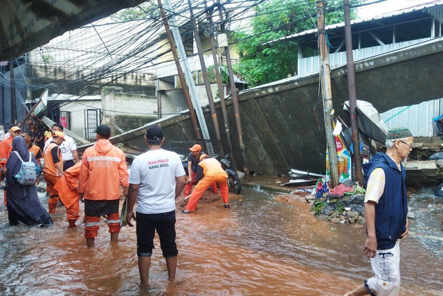 Banjir jebol pagar beton di Kalibata Timur, Jakarta Selatan. Foto: Dok. Istimewa