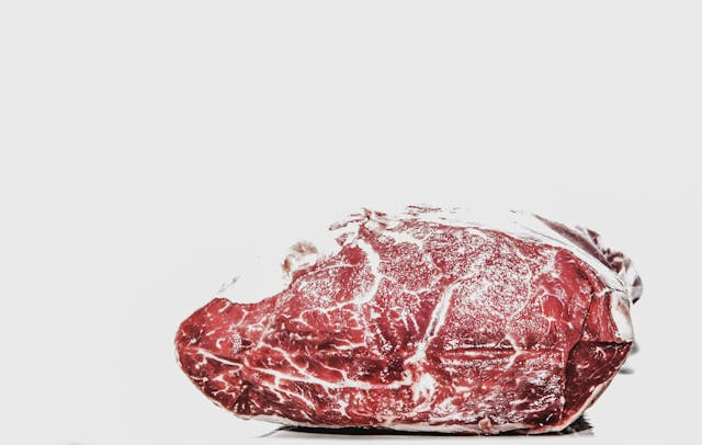 Ilustrasi cara merebus daging dari freezer. Sumber: pexels.com
