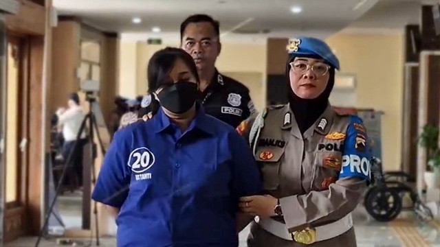 Polisi menujukkan tersangka modus pernikahan saat konpers di Polresta Surakarta, Rabu (7/5/2025). Foto: Instagram/@polrestasurakarta