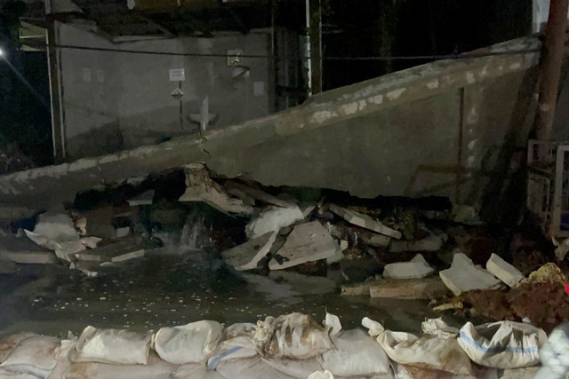 Tembok rubuh di Jalan Kalibata Timur, Jakarta Selatan, Rabu (7/5/2025). Foto: Rayyan Farhansyah/kumparan