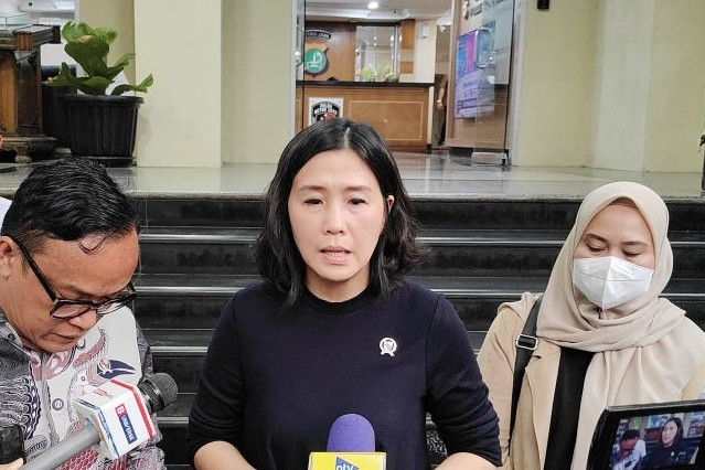 Wakil Menteri (Wamen) Pemberdayaan Perempuan dan Perlindungan Anak (PPPA) Veronica Tan saat ditemui di Polda Metro Jaya, Rabu (7/5/2025). Foto: Ilham Kausar/Antara