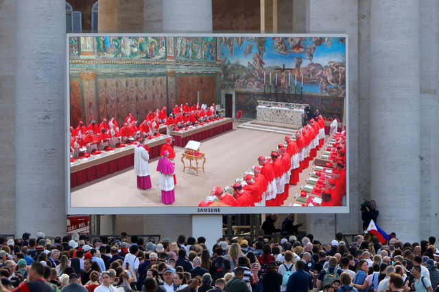 Layar di Lapangan Santo Petrus yang memperlihatkan para Kardinal di Kapel Sistine menjelang konklaf untuk memilih Paus berikutnya di Vatikan, Selasa (7/5/2025). Foto: Kevin Coombs/REUTERS