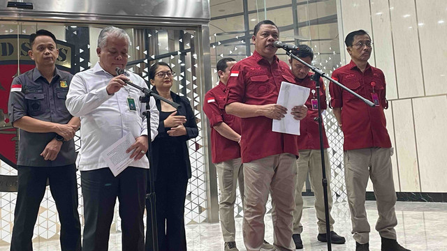 Konferensi pers penanganan perkara dugaan perintangan penyidikan terkait kasus suap vonis lepas ekspor CPO, kasus tata niaga timah, dan kasus importasi gula, di Gedung Jampidsus Kejagung, Jakarta, Rabu (7/5/2025). Foto: Fadhil Pramudya/kumparan