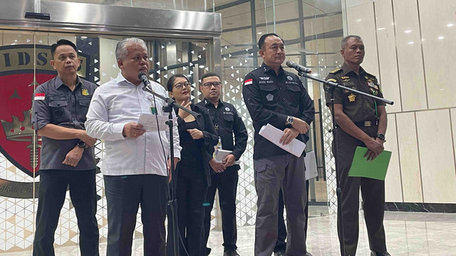 Konferensi pers pengumuman tersangka kasus dugaan korupsi proyek pengadaan satelit slot orbit pada Kementerian Pertahanan RI, di Gedung Jampidsus Kejagung, Jakarta, Rabu (7/5/2025). Foto: Fadhil Pramudya/kumparan