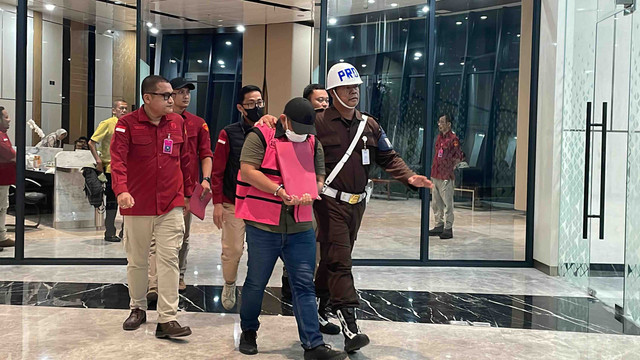 Ketua Tim Cyber Army, M. Adhiya Muzakki (MAM), usai ditetapkan sebagai tersangka dugaan perintangan penyidikan terkait kasus suap vonis lepas perkara ekspor CPO, kasus tata niaga timah, dan kasus importasi gula, Rabu (7/5). Foto: Fadhil Pramudya/kumparan