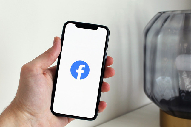 Cara Gajian di Facebook. Foto: Aplikasi Facebook. Sumber: unsplash.com/Anton Be.