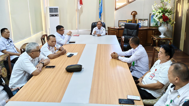 Bupati Bolaang Mongondow, Yusra Alhabsyi, memimpin rapat koordinasi membahas tentang temuan honorer fiktir di daftar rekrutmen PPPK.