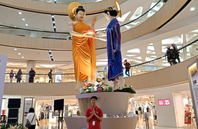 Rupang Buddha melayang yang hadir di Tunjungan Plaza Surabaya, jadi yang terbesar di Indonesia. Foto: Masruroh/Basra