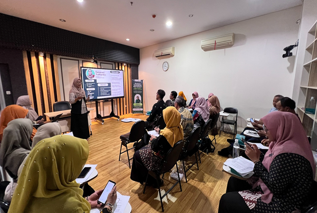 Fatmarani Yudhiartika, S.Pd., saat menyampaikan materi Deep Learning kepada para guru di Laboratorium Micro Teaching PAI, FAI UMY.