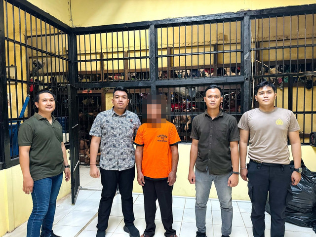 Pelaku pencabulan di RSUD saat diamankan di Mapolresta Ketapang. Foto: Dok. Polres Ketapang