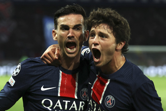 Pemain Paris Saint-Germain Fabian Ruiz berselebrasi bersama rekannya Joao Neves usai mencetak gol ke gawang Arsenal pada pertandingan leg kedua semifinal Liga Champions di Parc des Princes, Paris, Prancis, Rabu (5/8/2025). Foto: Thomas Samson/AFP
