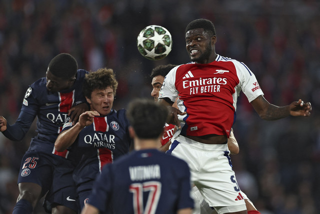 Pemain Arsenal Thomas Partey berduel dengan pemain Paris Saint-Germain Joao Neves pada pertandingan leg kedua semifinal Liga Champions di Parc des Princes, Paris, Prancis, Rabu (5/8/2025). Foto: Franck Fife/AFP