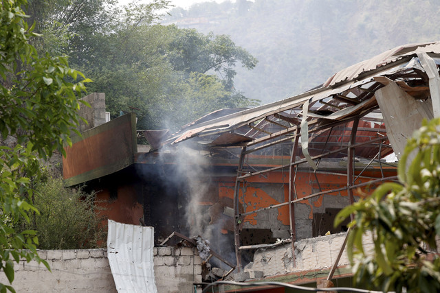Suasana masjid Bilal yang rusak akibat dihantam serangan India di Kashmir, Pakistan, Rabu (7/5/2025). Foto: Akhtar Soomro/Reuters