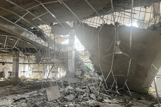Suasana masjid yang rusak akibat dihantam serangan India di Muridke, Pakistan, Rabu (7/5/2025). Foto: Gibran Peshimam/Reuters