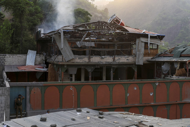 Suasana masjid Bilal yang rusak akibat dihantam serangan India di Kashmir, Pakistan, Rabu (7/5/2025). Foto: Akhtar Soomro/Reuters