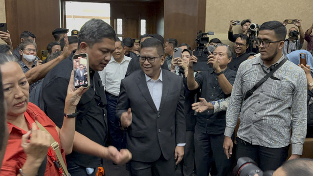 Terdakwa kasus dugaan suap pergantian antar waktu (PAW) DPR RI 2019 dan perintangan penyidikan kasus Harun Masiku, Hasto Kristiyanto bersiap mengikuti sidang lanjutan di Pengadilan Tipikor, Jakarta, Kamis (8/5/2025). Foto: Abid Raihan/kumparan