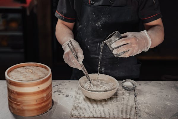 Ilustrasi perbandingan tepung dan air untuk membuat bubur sumsum. Foto: Pexels.com/Mikhail Nilov