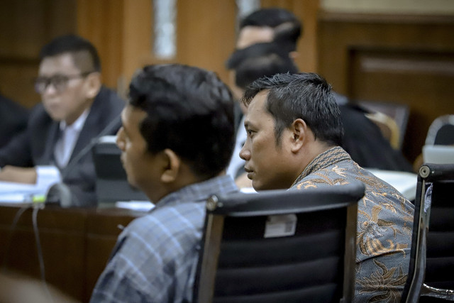 Staf Pribadi Hasto, Kusnadi dan Satpam Kantor DPP PDIP, Nur Hasan dihadirkan sebagai saksi saat sidang lanjutan dugaan suap dan perintangan penyidikan Hasto Kristiyanto di Pengadilan Tipikor, Jakarta, Kamis (7/5/2025). Foto: Jamal Ramadhan/kumparan