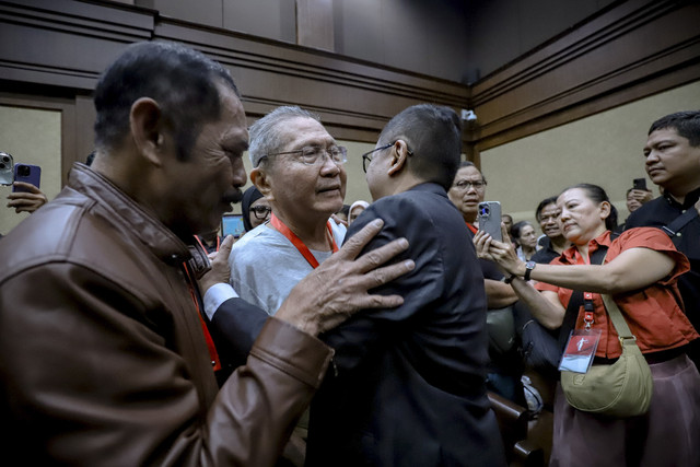 Terdakwa kasus dugaan suap pergantian antar waktu (PAW) DPR RI 2019 dan perintangan penyidikan kasus Harun Masiku, Hasto Kristiyanto bersiap mengikuti sidang lanjutan di Pengadilan Tipikor, Jakarta, Kamis (8/5/2025). Foto: Jamal Ramadhan/kumparan