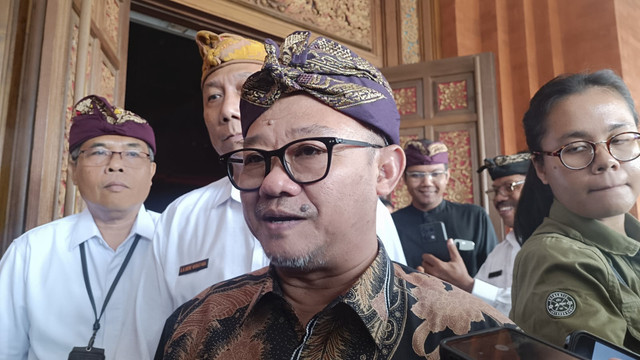 Menteri Pendidikan Dasar dan Menengah (Mendikdasmen) Abdul Mu'ti usai menghadiri festival pendidikan di Kota Denpasar, Bali, Kamis (8/5/2025). Foto: Denita BR Matondang/kumparan