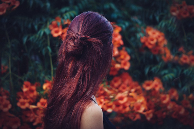 Ilustrasi Rekomendasi Warna Rambut Terbaik agar Makin Segar dan Stylish. Foto: Unsplash/Štefan Štefančík.