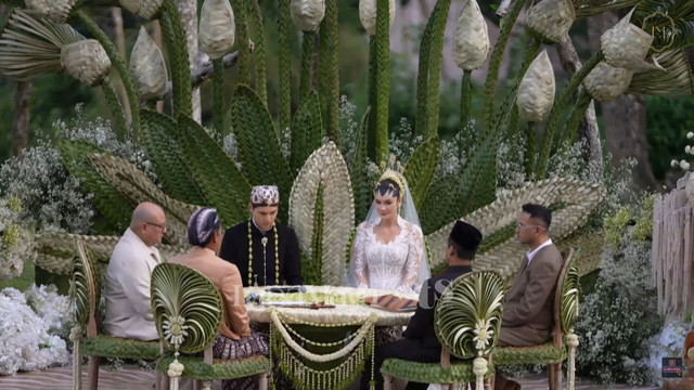 Irwan Mussry dan Raffi Ahmad menjadi saksi di pernikahan Luna Maya dan Maxime Bouttier. Foto: YouTube TS Media