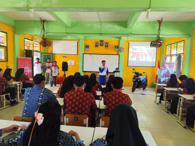 Istruktur Safety Riding Asmo Kalbar memberikan paparan kepada siswa SMAN 1 Sambas. Foto: Dok. Asmo Kalbar