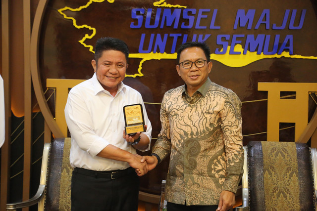 Gubernur Sumsel Herman Deru bersama Branch Manager PT. Taspen Palembang, Deddy Muslim Noor di ruang tamu Gubernur Sumsel di Palembang. Foto : Dok Humas Pemprov Sumsel