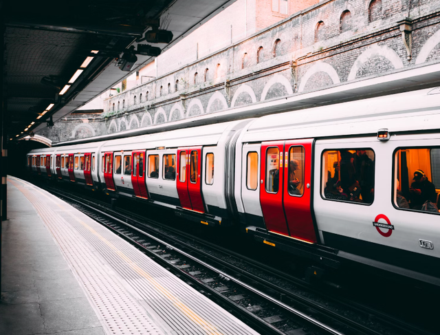 kenapa kereta eksekutif lebih cepat. Foto Hanya Ilustrasi Bukan Tempat Sebenarnya. Sumber Foto: Unsplash/Tomas Anton Escobar