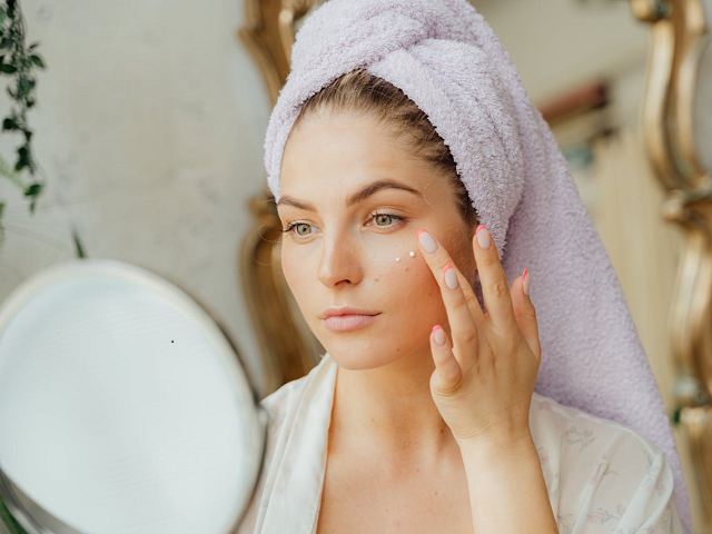 Ilustrasi moisturizer yang bagus untuk kulit gradakan dan kusam. Sumber: pexels.com/shkrabaanthony.