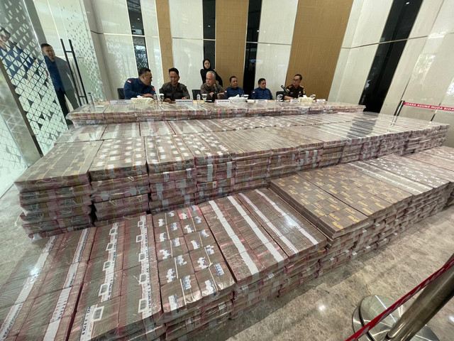 Tumpukan uang penyitaan terkait kasus dugaan tindak pidana pencucian uang (TPPU) Duta Palma Group, di Gedung Jampidsus Kejagung, Jakarta, Kamis (8/5/2025). Foto: Fadhil Pramudya/kumparan