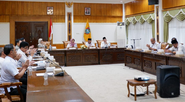 Rapat implementasi strategi penguatan rekrutmen, cakupan dan keaktifan peserta JKN guna mencapai Universal Health Coverage (UHC) di Kantor Bupati Mempawah. Foto: Dok. Istimewa