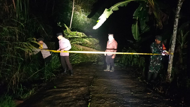 Personil Polsek Sendang Datangi Lokasi Longsor Menimpa Jalan di Desa Nyawangan