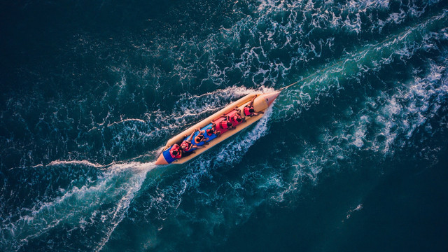 Water Sport Pangandaran. Foto hanya sebagai ilustrasi saja. Sumber: Unsplash/Deva Darshan.