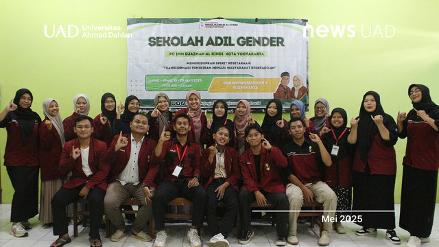 Foto bersama peserta dan panitia Sekolah Adil Gender (Foto. IMM Djazman Al Kindi)