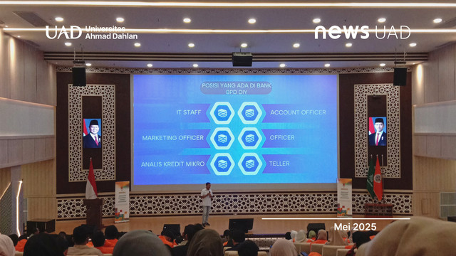 Penyampaian Materi pada Seminar Literasi Keuangan di Universitas Ahmad Dahlan (UAD) (Foto Tifa)