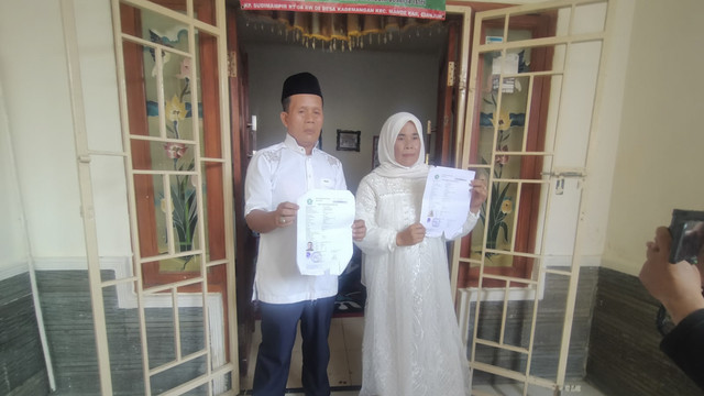 Ujang Jaenudin (53) dan istrinya Nyai Nenah (48) tukang roti keliling nabung puluhan tahun buat berangkat haji 2025. Foto: Dok. kumparan